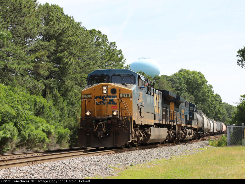 CSX 576 leads train L619-26 from track 1 to 2 at Fetner